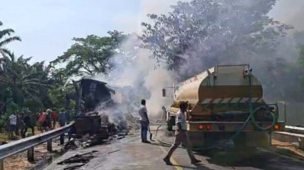 Chocan dos tráiler de frente; mueren los conductores, en Chiapas