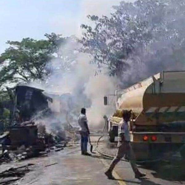 Chocan dos tráiler de frente; mueren los conductores, en Chiapas