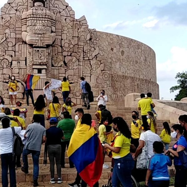 Colombianos se manifiestan en el Monumento a la Patria en Mérida por la represión en su país