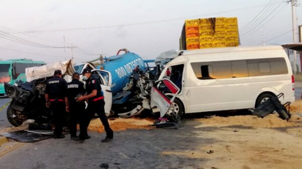 Muere chofer de transporte público al chocar contra un camión en la Mérida-Cancún