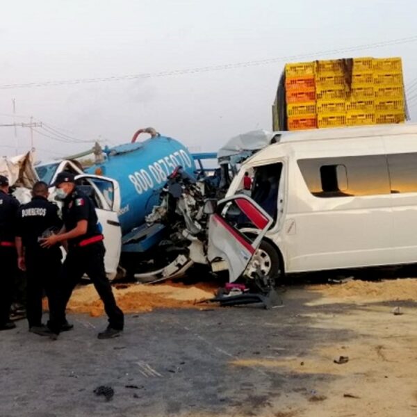 Muere chofer de transporte público al chocar contra un camión en la Mérida-Cancún
