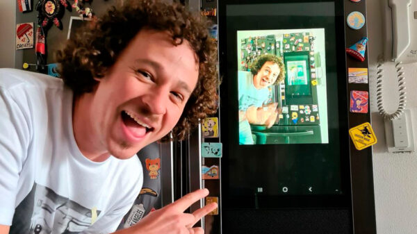 Critican a Luisito Comunica por vacunarse contra el Covid-19 en EU