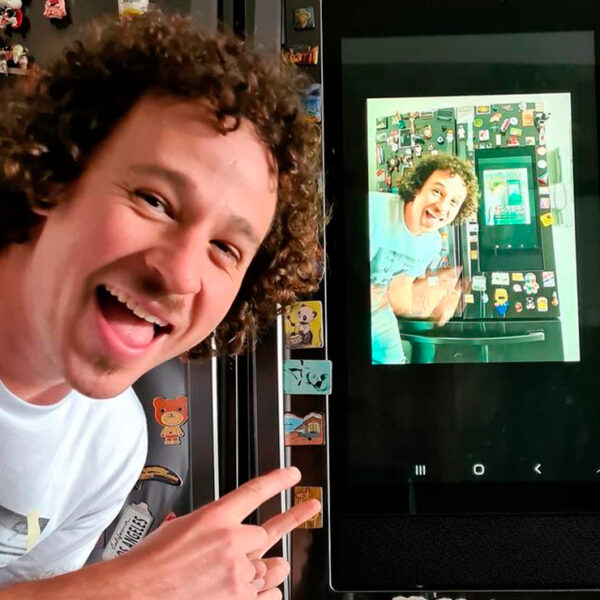 Critican a Luisito Comunica por vacunarse contra el Covid-19 en EU