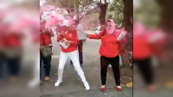 Video: Se pinta de rosa candidata del PRI, literalmente