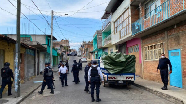 Ejecutan a nueve personas; dejan los cuerpos en una camioneta, en Michoacán