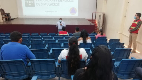 Imparten curso de evacuación a empleados municipales en Lázaro Cárdenas