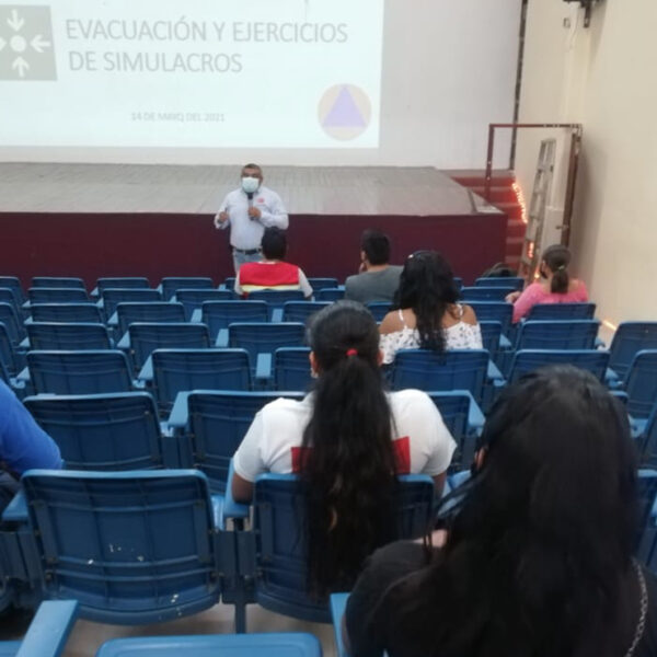 Imparten curso de evacuación a empleados municipales en Lázaro Cárdenas