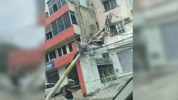 Camión de Autocar derriba par de postes en la avenida Palenque de Cancún