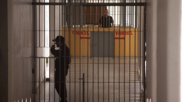 Arrestan a subdirector jurídico y tres custodios por homicidio en Michoacán