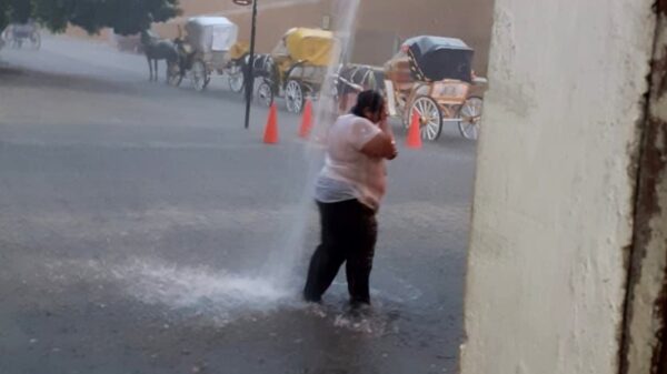 Candidata por la alcaldía de Izamal, causa polémica al bañarse bajo la lluvia