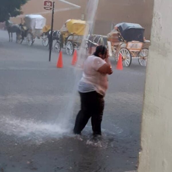 Candidata por la alcaldía de Izamal, causa polémica al bañarse bajo la lluvia