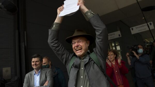 El director de Milieudefensie, Donald Pols, celebra el resultado del caso judicial contra Shell en La Haya. Foto Ap; Tribunal en La Haya exige a Shell reducir 45% sus emisiones de CO2