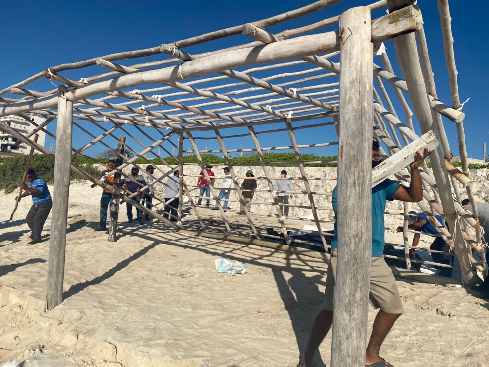 Retiran mobiliario ilegal de la playa Marlin de Cancún (VIDEO); autoridades de los tres niveles de Gobierno llevaron a cabo un operativo.