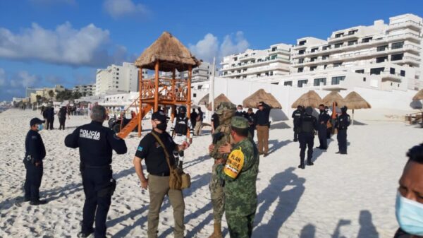 Retiran mobiliario ilegal de la playa Marlin de Cancún (VIDEO).