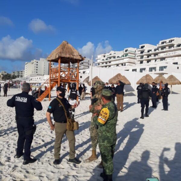 Retiran mobiliario ilegal de la playa Marlin de Cancún (VIDEO).