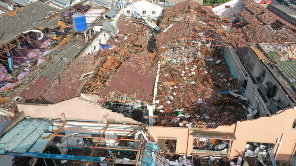 Tornados dejan 12 muertos y varios heridos en China.