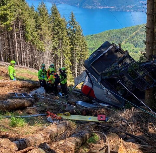 Caída de un teleférico en Italia deja nueve personas muertas.