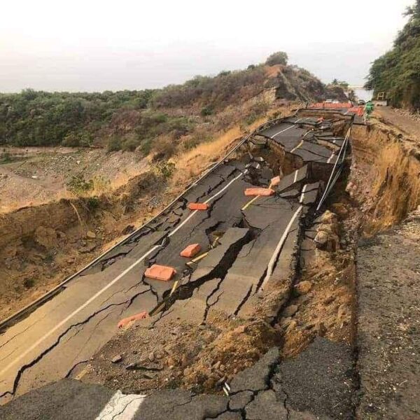 Colapsa tramo de la Autopista Siglo XXI en Michoacán.