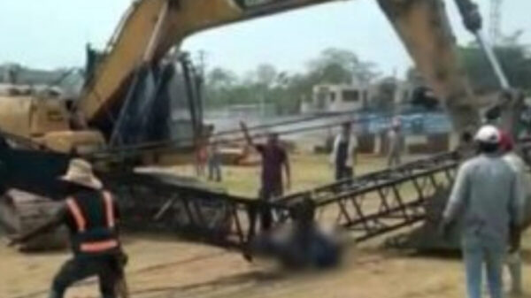 Trabajador es aplastado por estructura de fierro, en Tabasco