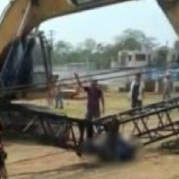 Trabajador es aplastado por estructura de fierro, en Tabasco