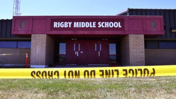 Estudiante de sexto año dispara arma y hiere a tres personas en EU