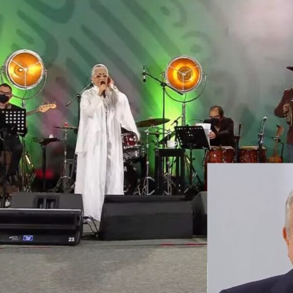 Festeja AMLO el Día de las Madres en la mañanera