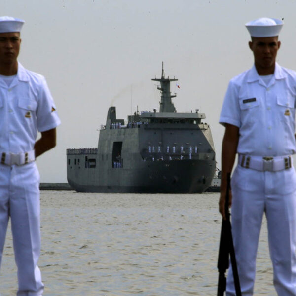 Rodrigo Duterte, presidente de Filipinas, advirtió que no retirara los barcos de su país de las aguas disputadas por Pekín