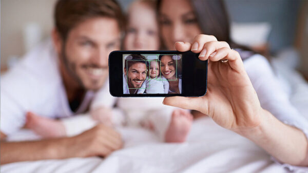 ¡Cuidado! Papás checa los riegos de subir fotos de sus hijos en redes sociales