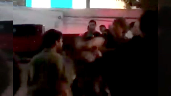 Sujeto "nockea" a mujer de un puñetazo en el rostro