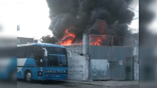 Arde autobús en zona del Crucero, presumen ataque