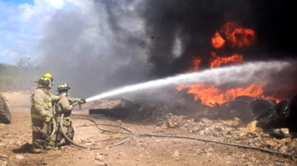 Voraz incendio arrasa deposito de llantas en Playa Del Carmen