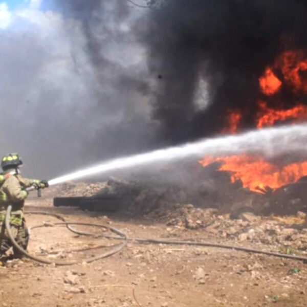 Voraz incendio arrasa deposito de llantas en Playa Del Carmen