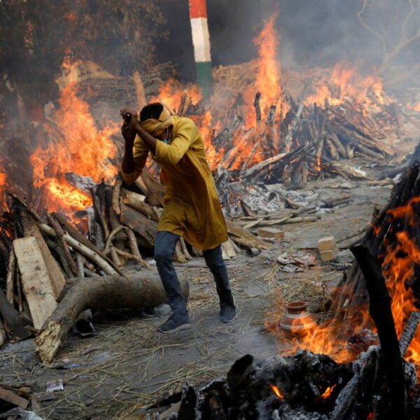 Piras funerarias por doquier en la India; 400 mil casos en un día