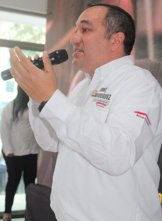 Promover planes de capacitación tecnológica para los maestros, que les permitan acceder de mejor manera a sus clases virtuales, teniendo todas las herramientas necesarias.