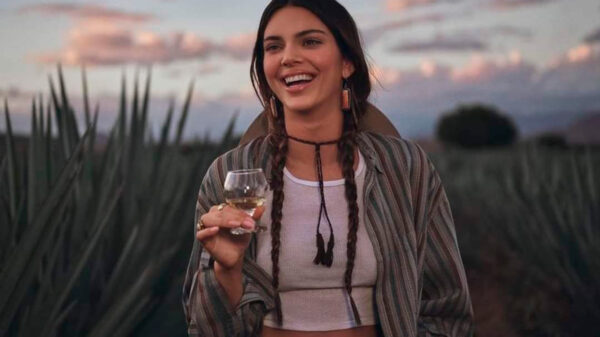 Kendall Jenner promociona su tequila y le llueven críticas
