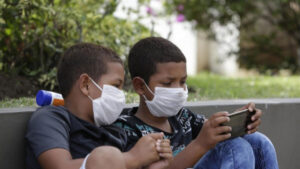 La OMS descarta daños en el uso de cubreboca en niños