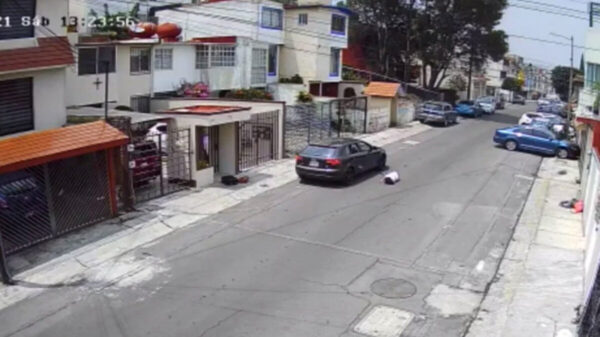 Sujeto lanza del auto a su novia en Edomex