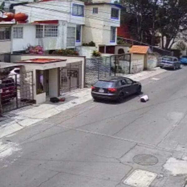 Sujeto lanza del auto a su novia en Edomex