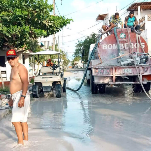 Estragan lluvias vialidades de Holbox