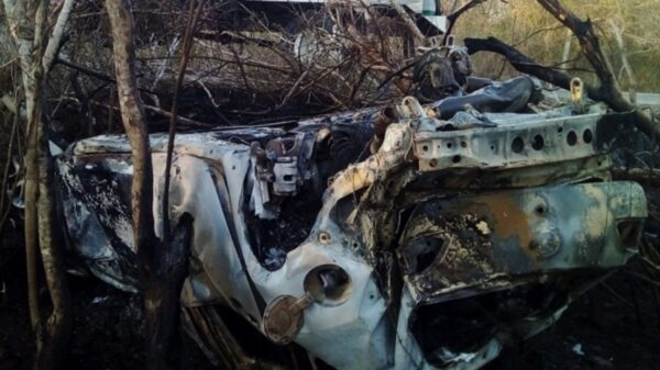 Se le explota un neumático, vuelca y se incendia auto en la vía Tekal de Venegas – Tepakán