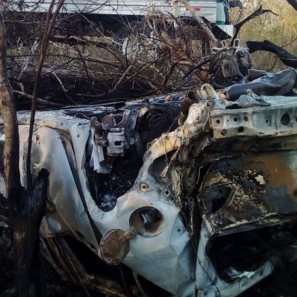 Se le explota un neumático, vuelca y se incendia auto en la vía Tekal de Venegas – Tepakán