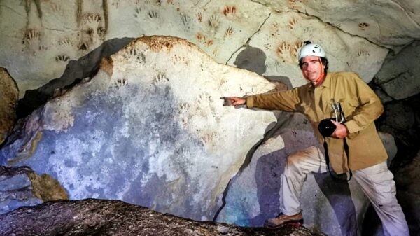 Con más de 1,200 años de antigüedad, descubren huellas de manos en cueva de Yucatán