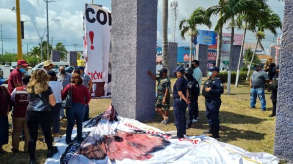 Impiden colocar manta en la glorieta del albañil en Cancún