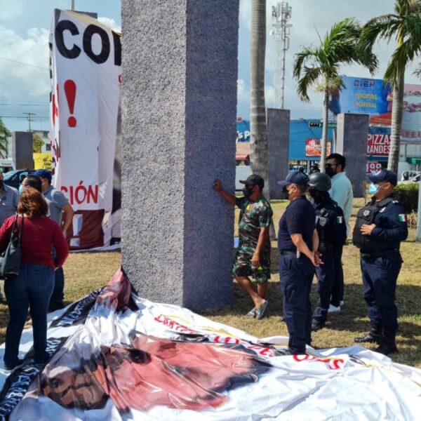 Impiden colocar manta en la glorieta del albañil en Cancún