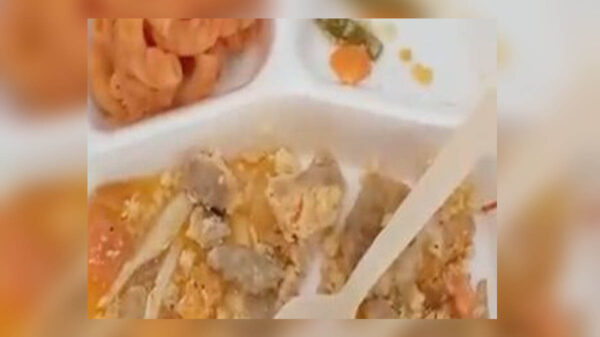 A través de un video que circula en redes sociales, un migrante denunció las pésimas condiciones de la estación migratoria de Chiapas