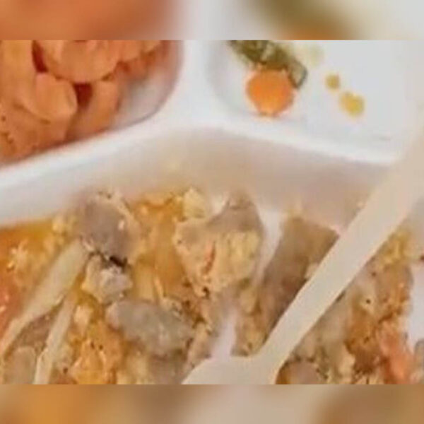 A través de un video que circula en redes sociales, un migrante denunció las pésimas condiciones de la estación migratoria de Chiapas