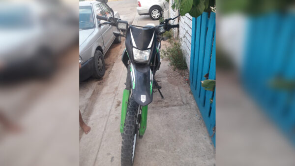Taxista arrolla a motociclista y huye