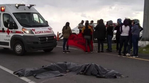 Normalistas mueren tras presunto saqueo a un tráiler, en Tlaxcala