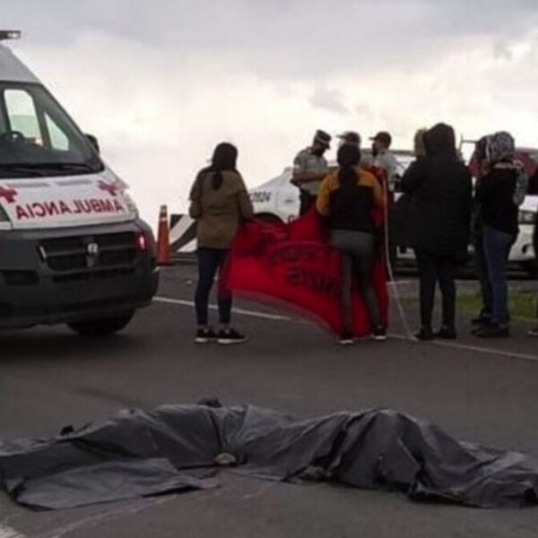 Normalistas mueren tras presunto saqueo a un tráiler, en Tlaxcala