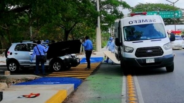 Hallan a un hombre sin vida dentro de su vehículo en un fraccionamiento de Mérida